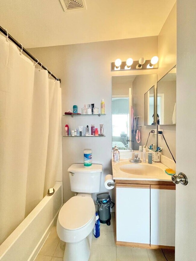 Building Photo - 2565 Dickens Ct