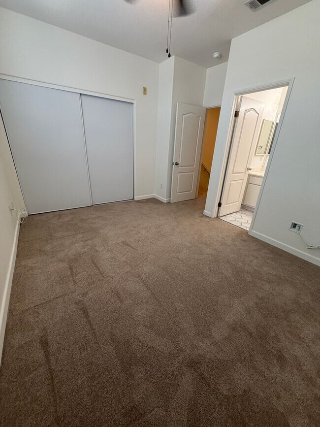 Building Photo - FOR LEASE – Beautiful 2 + 2.5 Townhome with A/C, Near Downtown Ventura & the Beach!