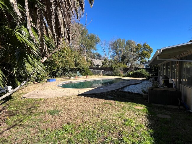 Building Photo - Sacramento property with pool & landscaper...