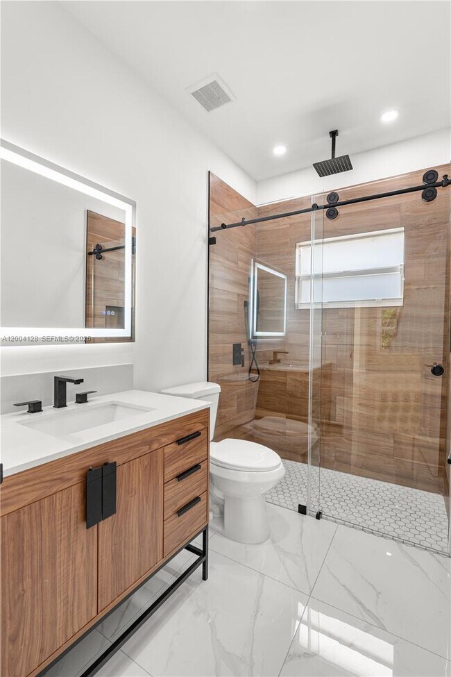 Building Photo - 2413 N Greenway Dr