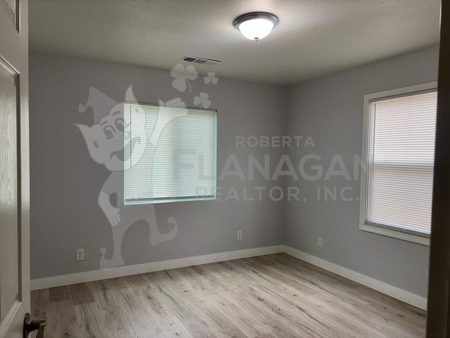 Building Photo - 3 Bedroom/ 2 Bathroom Home