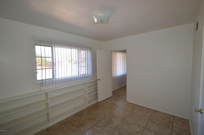 Building Photo - 1152 N Santa Rosa Ave