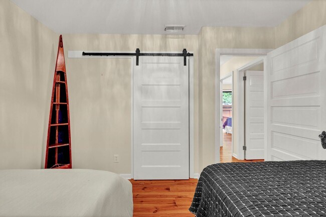 Building Photo - Furnished Off-Season 3bd/2ba Coastal Retreat with Screened Porch & Private Parking