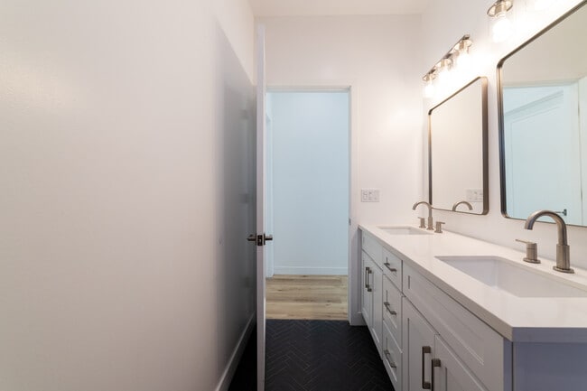 Building Photo - 4369 Rosewood Ave