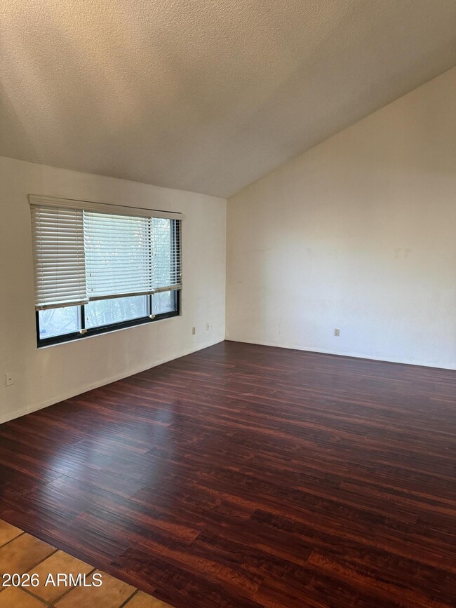 Building Photo - 426 E Susan Ln