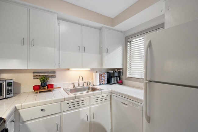 Building Photo - 3 Bed Beauty in Belhaven-FURNISHED