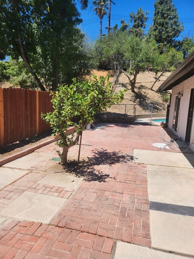 Building Photo - Gorgeous Newly Remodeled 4 Bedroom 2 Bath ...