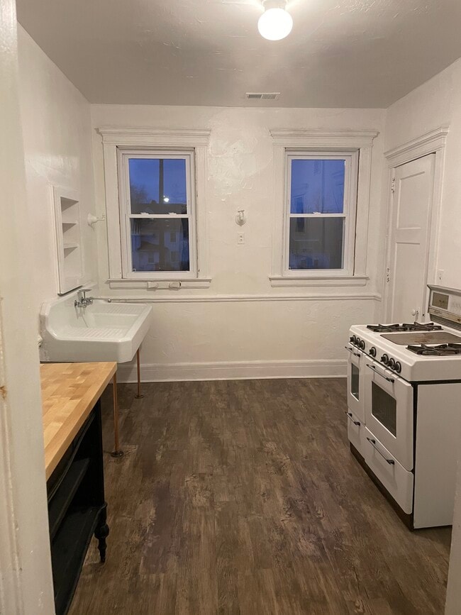 Kitchen - 100 Chandler St