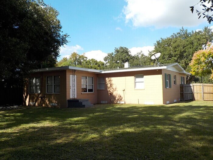 Building Photo - 441 S Elm Rd