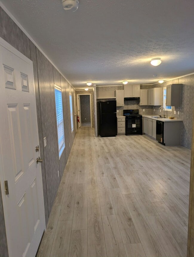 Building Photo - 49643 Pine Dr