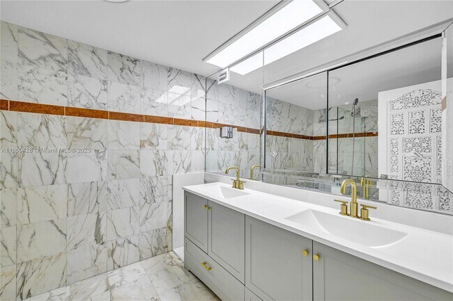 Building Photo - 5255 Collins Ave