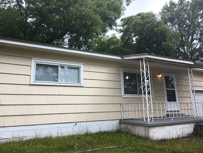 Building Photo - Don't Miss this 2 bedroom with Garage, Lar...