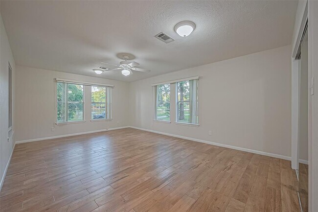 Building Photo - 1372 W Pine Lake Cir