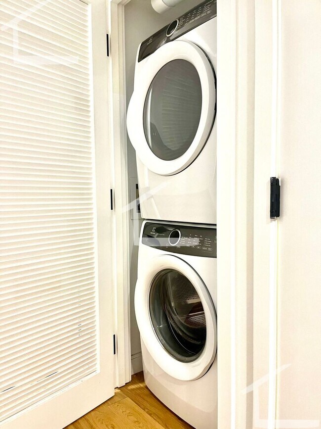 Building Photo - No Brokers Fee, In-Unit Washer and Dryer, Central Heat/AC, All New, Parking for Rent