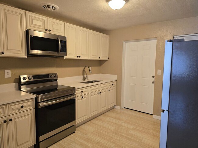 Building Photo - Updated 2-bedroom, 1-bathroom home
