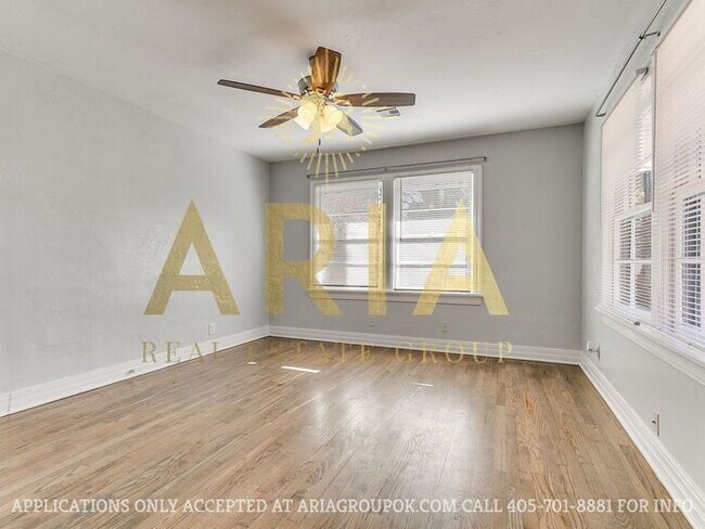 Building Photo - COMING SOON! 2 Bed/2 Bath Duplex Super Clo...