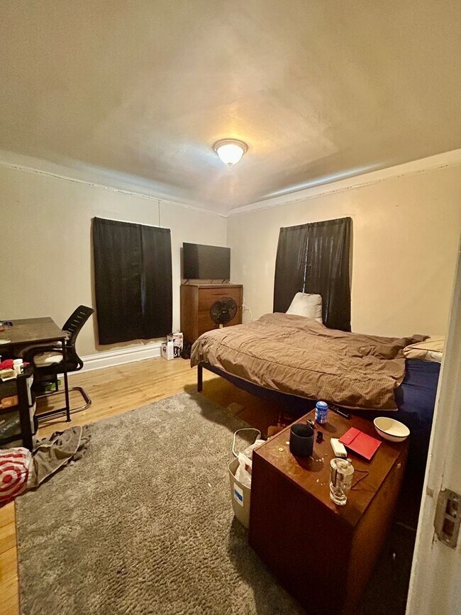 Building Photo - Available June 2025 - 5 Bed, 1 Bath home near campus!