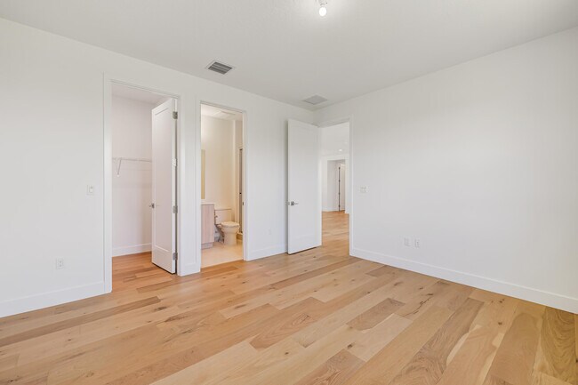 Building Photo - 9451 Riverside Pk Dr