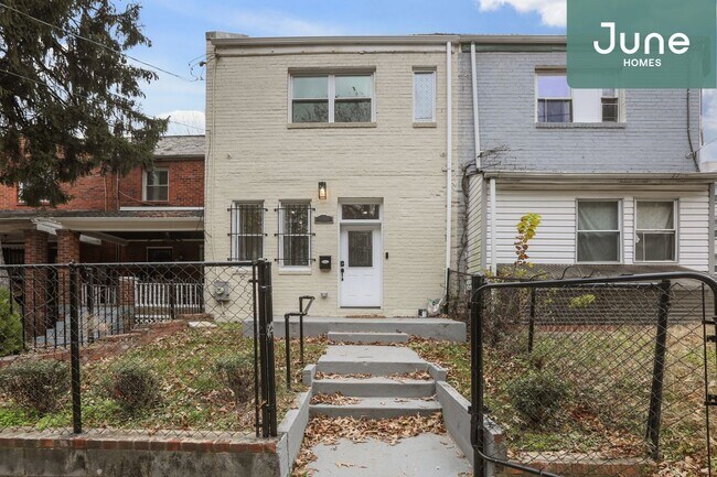 Building Photo - ROOM ONLY in 5-bed/3.5-bath Home