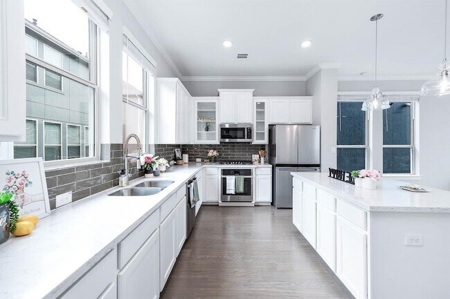 Building Photo - 2022 Groveland Glen Dr