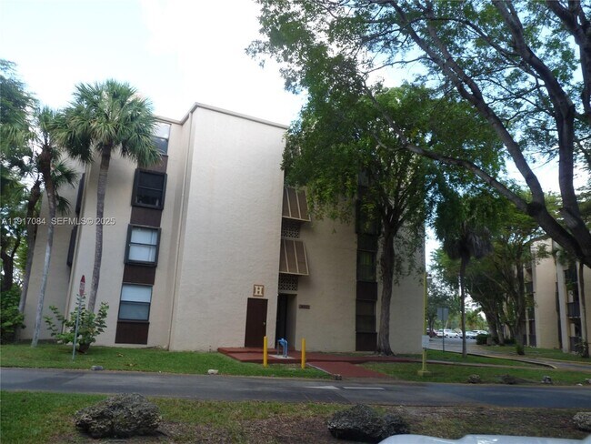 Building Photo - 14501 N Kendall Dr