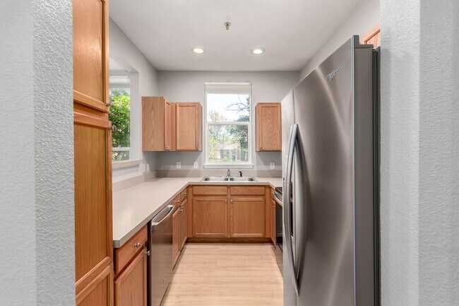 Building Photo - 2BD, 2BA City Park West Condo with 2 Garag...
