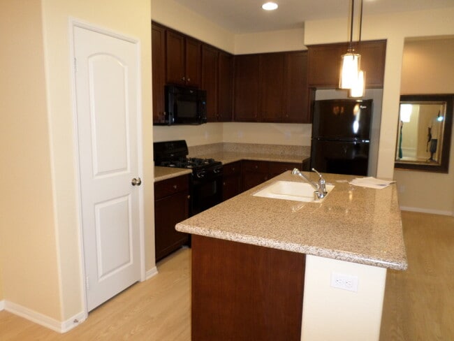 Building Photo - Beautiful 2 bedroom 2 bath town home @ Ava...