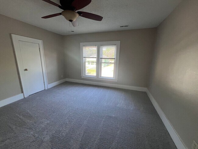 Building Photo - 4 Bedroom / 2 Bath House