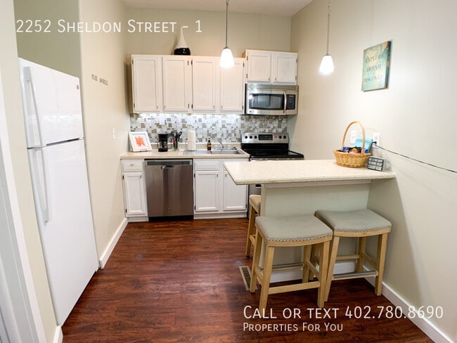 Building Photo - 2252 Sheldon St