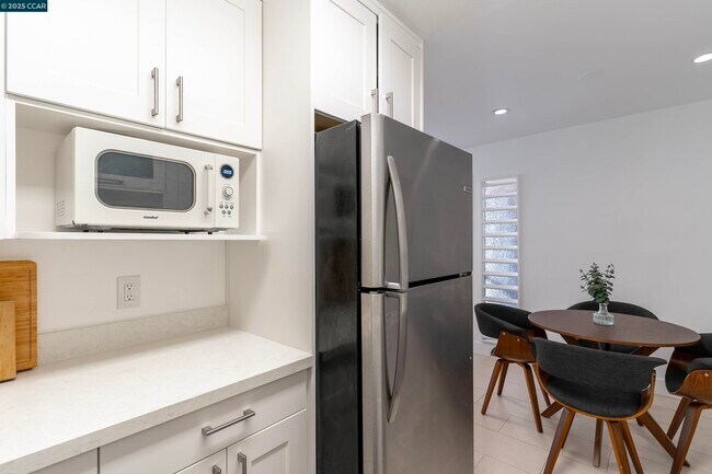 Building Photo - 5305 Ridgeview Cir