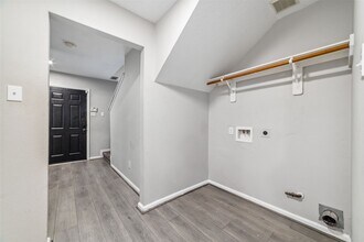 Building Photo - 10810 Meadow Walk Ln