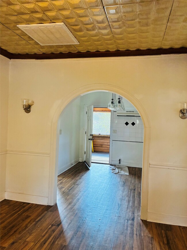 Building Photo - 702 Caplin St