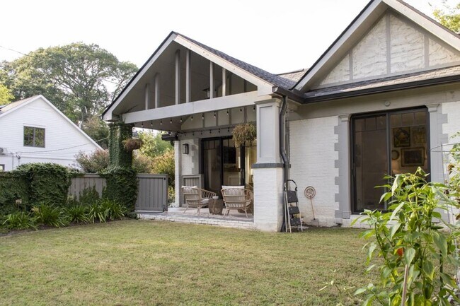 Building Photo - 801 Durant Pl NE