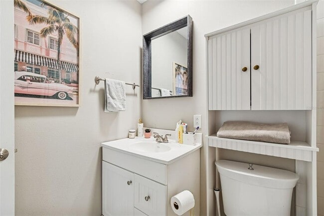 Building Photo - 2302 S Arrawana Ave