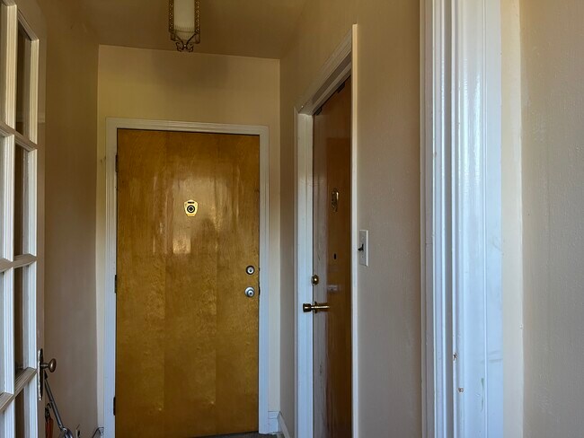 Building Photo - 3427 Sheffield Ave