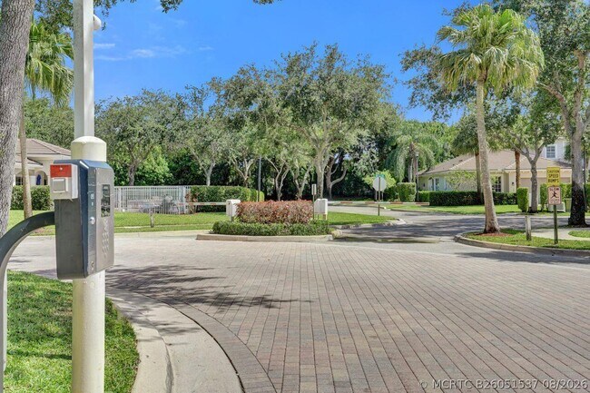 Building Photo - 606 W Circle Dr