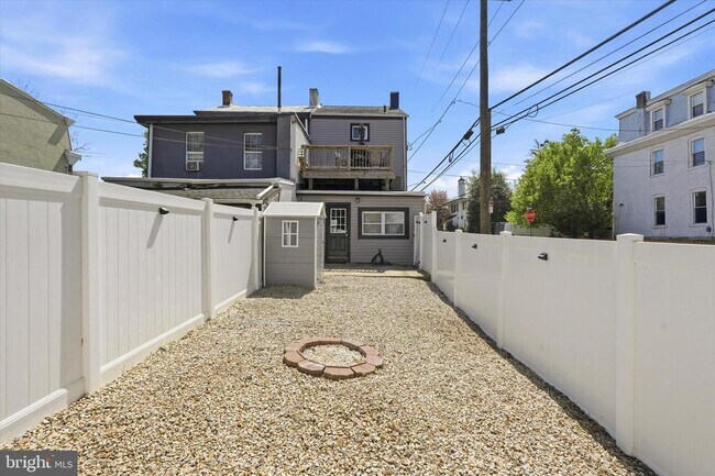 Building Photo - 400 Green Ln