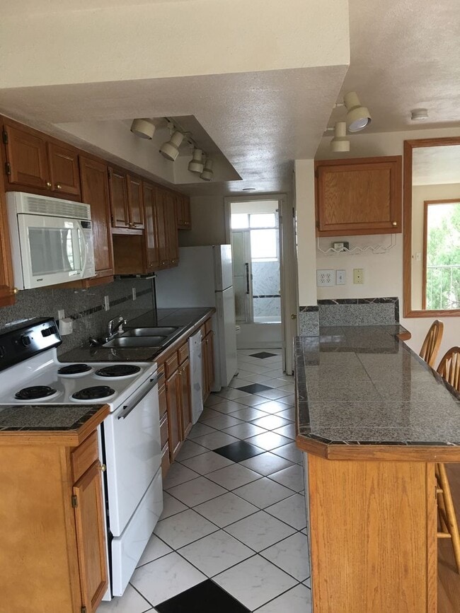 Building Photo - ONE MONTH FREE! Pet-friendly 1 BD/1 BA in ...