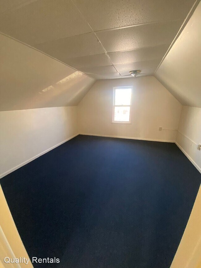 Building Photo - 3 br, 1 bath House - 1119 E 11TH