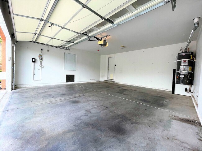 Building Photo - Two Oversized Rooms is what you looking for!