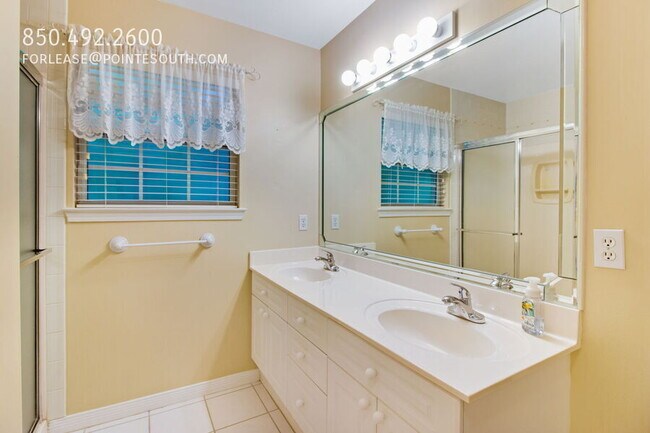 Building Photo - 366 Bay Tree Dr