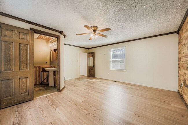 Building Photo - 515 W San Miguel St