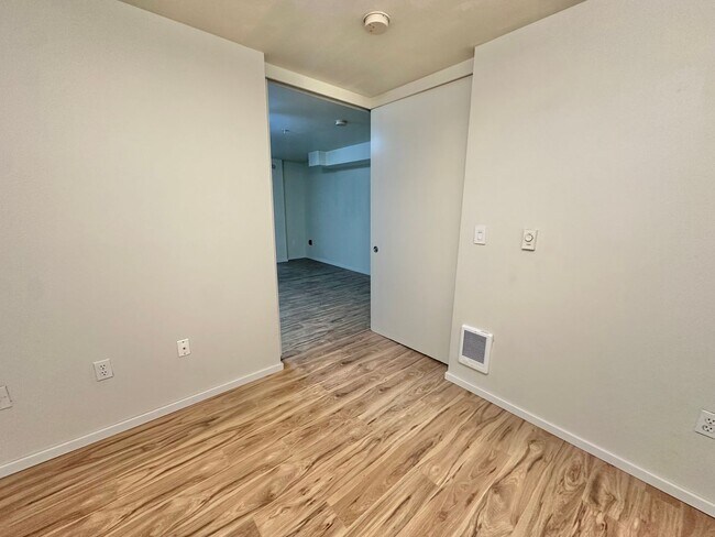 Building Photo - Beautiful condo w/garage space in desirable Belltown! Available 6/10/2026!