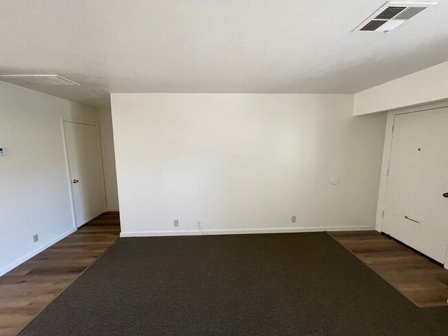 Building Photo - La Tierra Garden Apartments (2 Bed 1 Bath)
