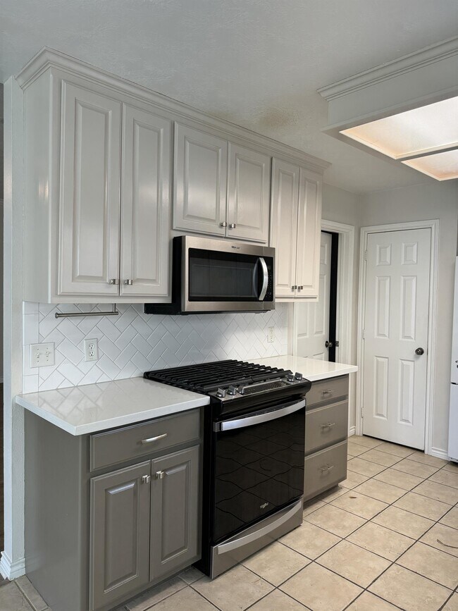 Building Photo - 225 Karten Ln