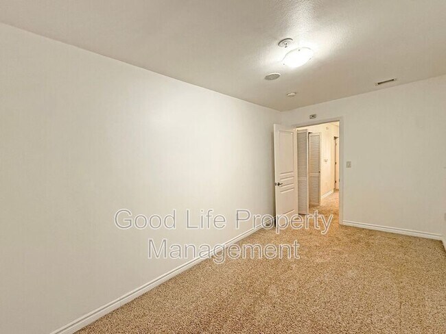 Building Photo - 300 W Beech St