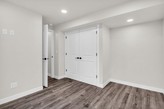 Building Photo - Spacious 6 Bed Home with Dual Kitchens, EV Charging & Modern Finishes in Layton