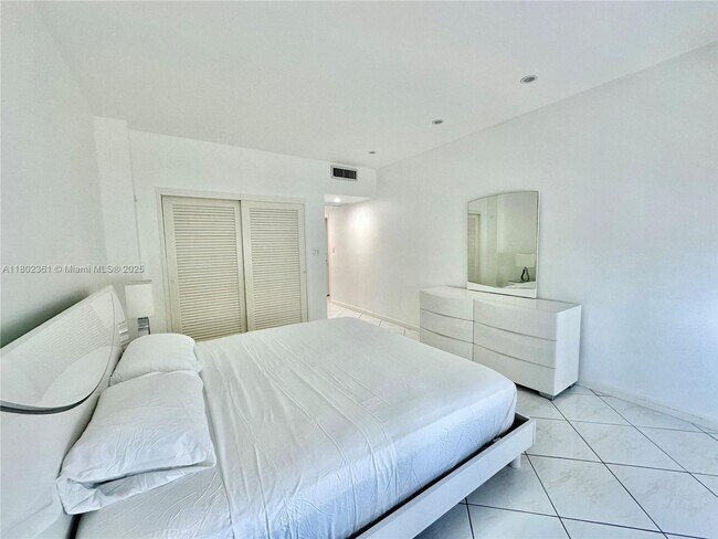 Building Photo - 4747 Collins Ave