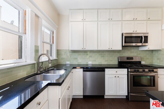 Building Photo - 1109 1/2 Cloverdale Ave