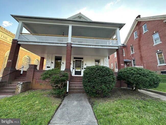 Building Photo - 451 Main St